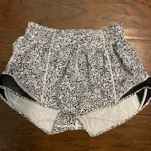 Lululemon black and white floral hotty hot shorts 2.5 inseem
